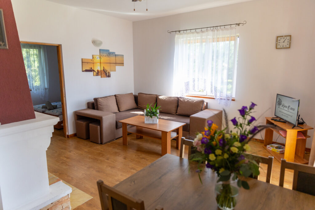 Jasny salon z częścią wypoczynkową w Leśnej Oazie.