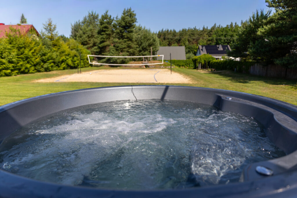 Balia z jacuzzi w strefie relaksu w Leśnej Oazie