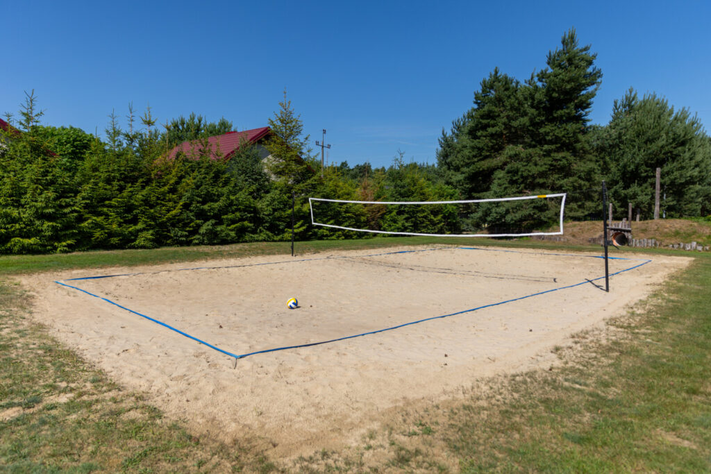 boisko do siatkówki plażowej w leśnej oazie w sasinie